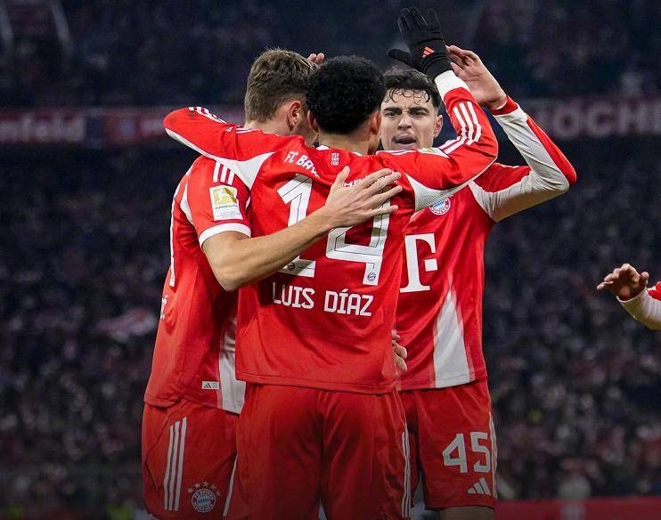 奥利塞独造4球，拜仁主场8-1狂胜，刷爆德甲纪录将狼堡钉在耻辱柱